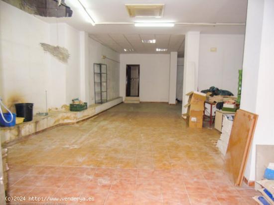 Amplia superficie en Calle San Vicente. / HH Asesores, Inmobiliaria en Burjassot/. - VALENCIA