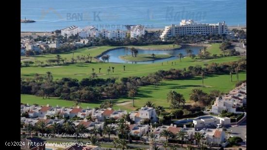 SE VENDE PISO EN ALMERIMAR EN URB. CON PISCINA Y ZONAS AJARDINADAS - ALMERIA