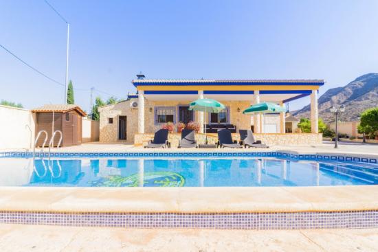 VILLA DE LUJO CON PISCINA PRIVADA Y PARCELA DE 3.100M2 EN REDOVÁN. - ALICANTE