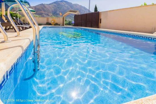 VILLA DE LUJO CON PISCINA PRIVADA Y PARCELA DE 3.100M2 EN REDOVÁN. - ALICANTE