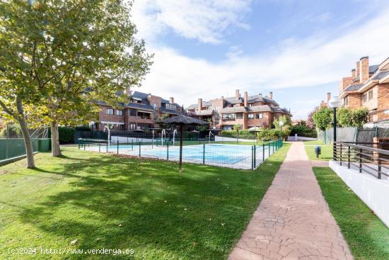 Bajo con jardín y terraza, 4 dormitorios y 2 baños, garaje, trastero, piscina y pádel en Las Roza