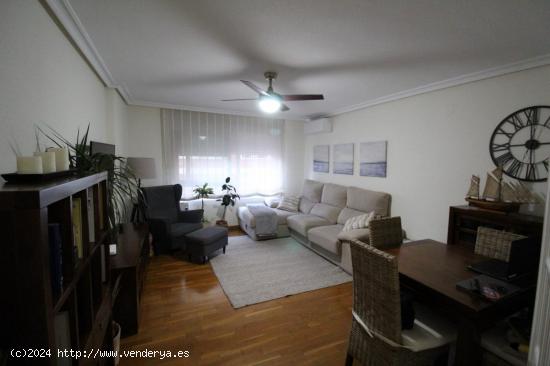 APARTAMENTO DE 3 DORMITORIOS JUNTO A LA PLAZA DEL AYUNTAMIENTO - ZONA TORREVIEJA - - ALICANTE