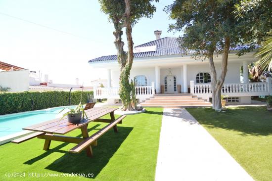 VILLA DE 4 DORMITORIOS CON PISCINA PRIVADA - ZONA PARAJE NATURAL, TORREVIEJA - - ALICANTE