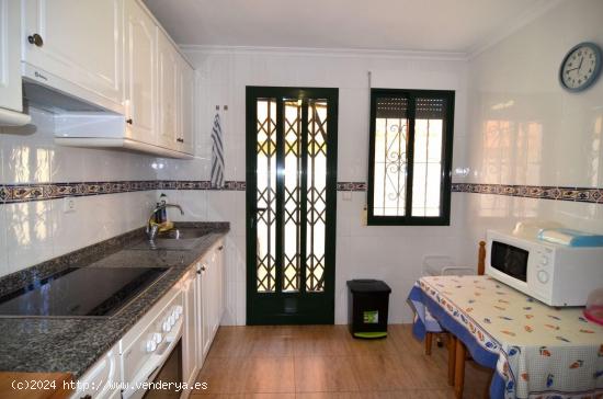 CHALET ADOSADO DE 4 DORMITORIOS A 200 METROS DE LA PLAYA - ZONA CAMPOAMOR - - ALICANTE