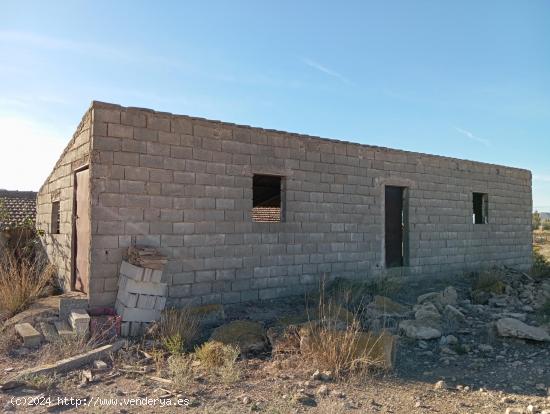 CORTIJO CON TERRENO Y ALMACENES JUNTO A LORCA Y PUERTO LUMBRERAS - MURCIA