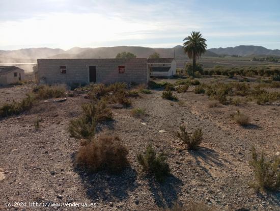 CORTIJO CON TERRENO Y ALMACENES JUNTO A LORCA Y PUERTO LUMBRERAS - MURCIA