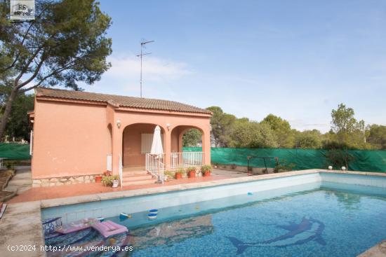 Chalet independiente en una planta con 38.000 m2 de terreno rustico en Lliria - VALENCIA