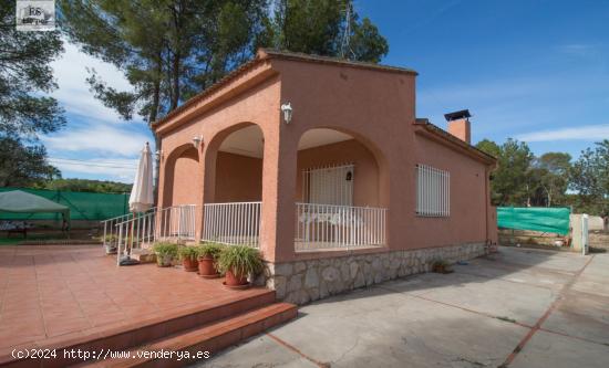 Chalet independiente en una planta con 38.000 m2 de terreno rustico en Lliria - VALENCIA