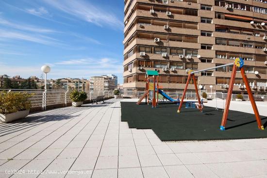 PISO DE LUJO EN AVENIDA CONSTITUCIÓN - GRANADA