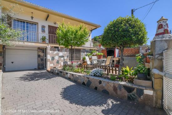 Casa en venta: disfruta de la piscina, la zona de barbacoa y el amplio terreno - BARCELONA