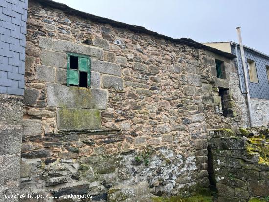 CASA CON TERRENO DE 1200M2 PARA REFORMAR A 1KM DE LA ESTACIÓN DE AVE - ORENSE