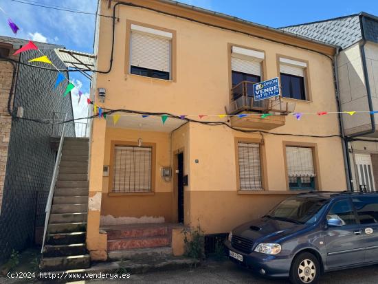 SE VENDE CASA DE DOS PLANTAS CON TERRENO EN COLUMBRIANOS - LEON