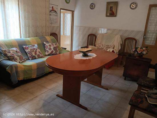 Casa de Pueblo con seis dormitorios y cochera en Avilés - MURCIA