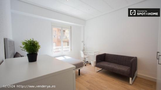 Habitación elegante y confortable en un apartamento de 5 dormitorios en Camins al Grau - VALENCIA