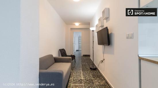 Habitación luminosa en piso de 7 dormitorios en El Pla del Real. - VALENCIA