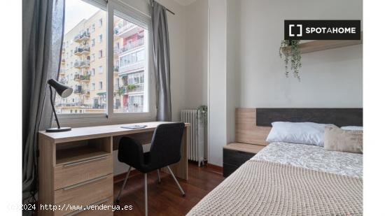 ¡Habitaciones en alquiler en un apartamento de 5 habitaciones en Madrid! - MADRID