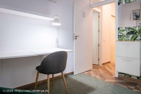 Alquiler de habitaciones para posgraduados y profesionales en piso de 5 habitaciones en Barcelona - 