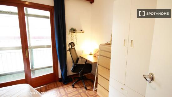 Se alquila habitación en piso compartido en Barcelona - BARCELONA