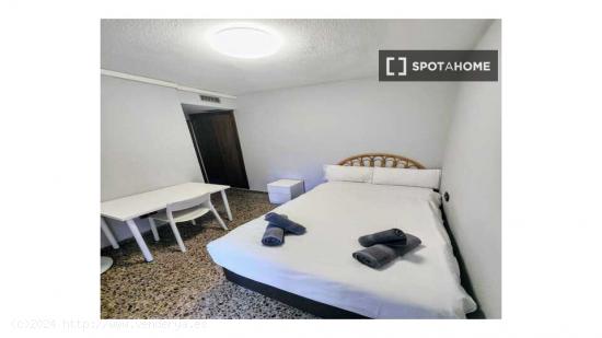 Se alquila habitación en piso de 4 dormitorios en Valencia - VALENCIA