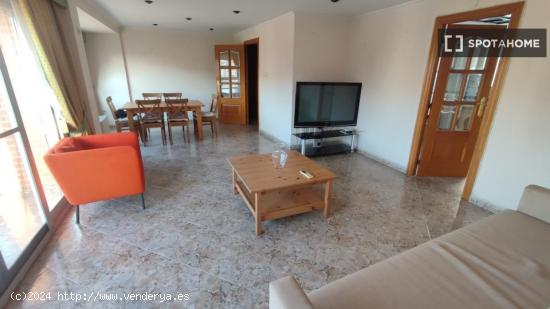 Se alquila habitación en piso de 3 dormitorios - VALENCIA