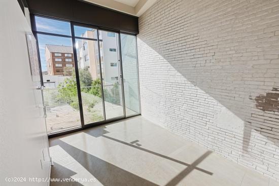 Ático de Lujo con Amplia Terraza y Vistas en Carrer Toledo - BARCELONA