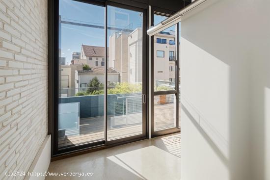 Ático de Lujo con Amplia Terraza y Vistas en Carrer Toledo - BARCELONA