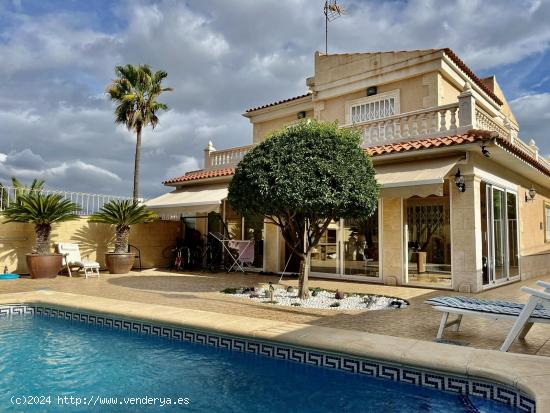 VENTA DE UNA VILLA EN BENIDORM  - ALICANTE