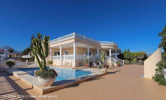 SE ALQUILA UNA VILLA EN ALTEA - ALICANTE