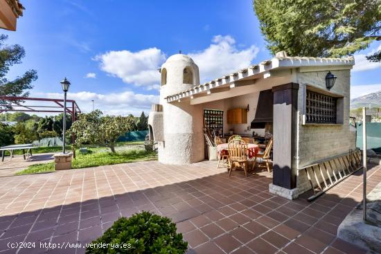 SE VENDE UNA VILLA EN BENIDORM - ALICANTE