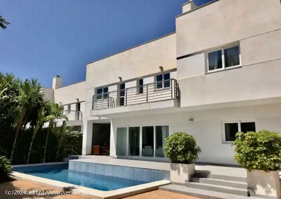 SE VENDE UNA VILLA EN ALBIR - ALICANTE