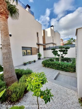 SE VENDE UNA CASA INDEPENDIENTE EN BALCÓN DE FINESTRAT - ALICANTE