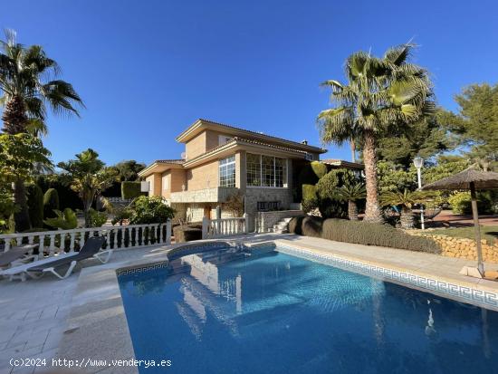 SE VENDE UNA VILLA DE LUJO EN LA NUCIA - ALICANTE