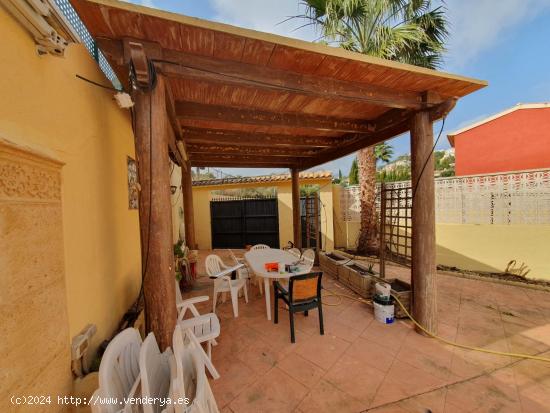 SE VENDE UN CHALET INDEPENDIENTE EN ALFAS DEL PI - ALICANTE