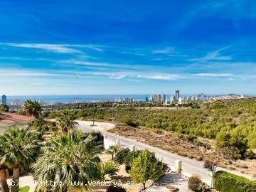 SE VENDE UNA VILLA DE LUJO EN BENIDORM - ALICANTE