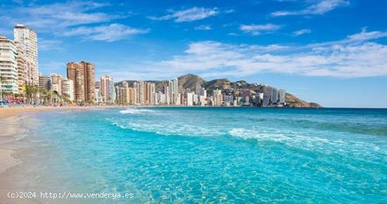 SE VENDE PRECIOSO Y AMPLIO APARTAMENTO EN EL CENTRO DE BENIDORM. - ALICANTE