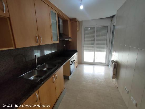 DUPLEX CON PISCINA, DOS PARQUINGS Y TRASTERO EN ALQUILER - BARCELONA