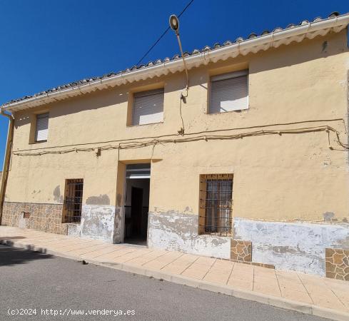  SE VENDE ESTUPENDA CASA DE CAMPO MUY CERCA DE PINOSO - ALICANTE 