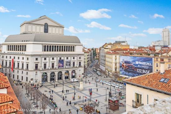 Magnífico ático con terraza y espectaculares vistas en el centro de Madrid - MADRID