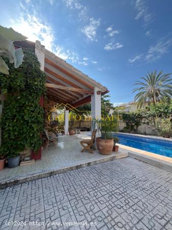 Oportunidad Única en El Campello: Chalet a Reformar con Ubicación Privilegiada - ALICANTE