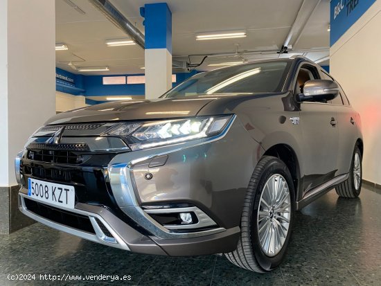  Mitsubishi Outlander 2.4 PHEV KAITEKI AUTO 4WD 224 CV - Castelldefels 