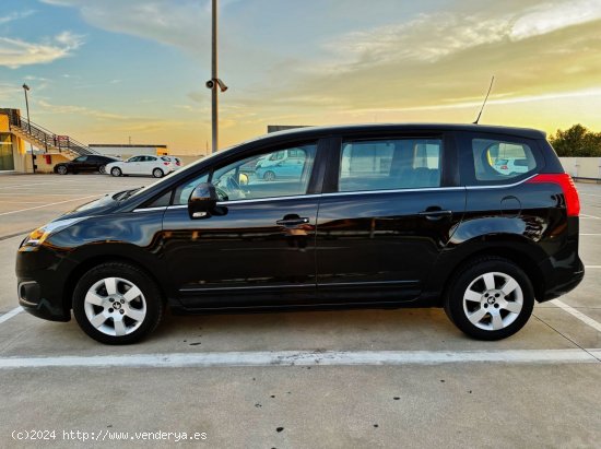 Peugeot 5008 2.0 HDi 150cv ACTIVE con NAVEGADOR, PARKTRONIC... - El Prat de Llobregat