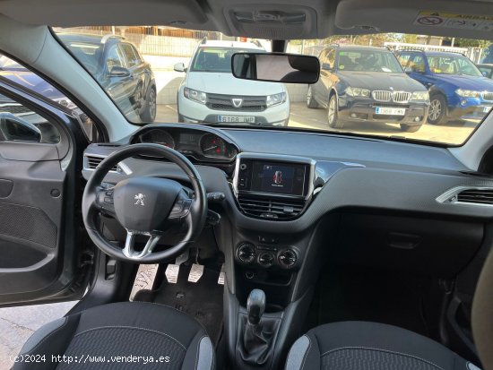 Peugeot 208 1.2 STYLE  5P - Granollers