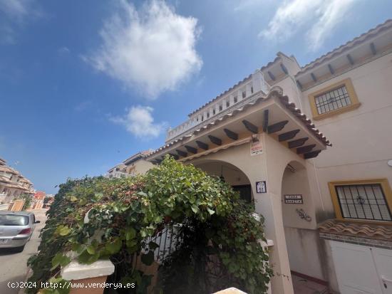 Venta - Cesión Remate Vivienda en Orihuela Costa - Adosado de 2 Dormitorios y 2 Baños con Piscina 