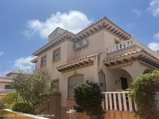 Venta - Cesión Remate Vivienda en Orihuela Costa - Adosado de 2 Dormitorios y 2 Baños con Piscina 