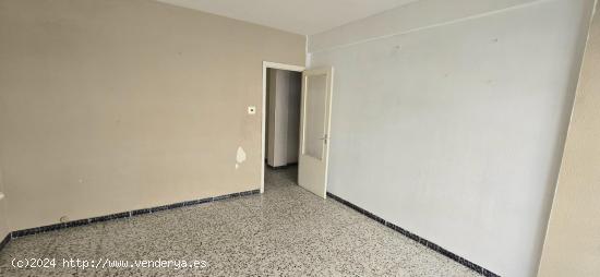 Piso en calle Altamira con 3 dormitorios - ALMERIA