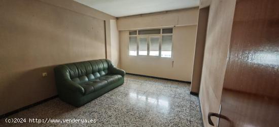 Piso en calle Altamira con 3 dormitorios - ALMERIA