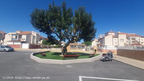 BUNGALOW PLANTA ALTA CON PARKING Y PISCINA. PLAYA FLAMENCA - ALICANTE