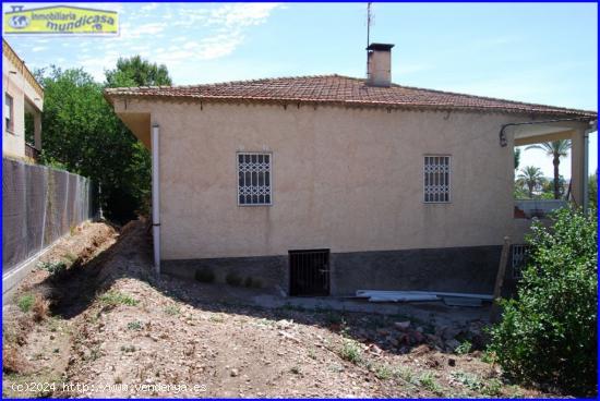 Casa con terreno en Orihuela, zona La Aparecida - Piscina y terraza incluidas - ALICANTE