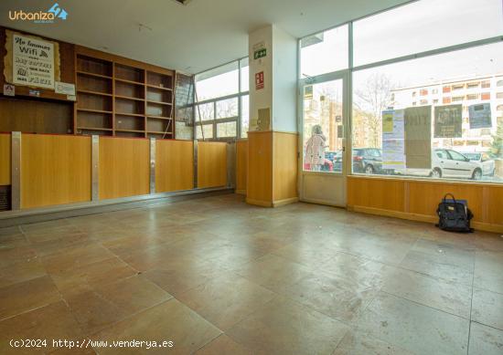 SE VENDE LOCAL DE ESQUINA CON FACHADA ACRISTALADA DE 6 METROS . EXCELENTE UBICACION!! - BADAJOZ