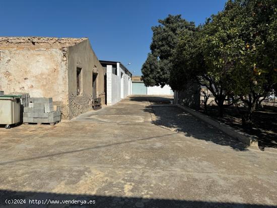 Espectacular  casa de campo con 3 naves en un entorno de ensueño - ALICANTE